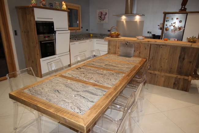 Table en bois et granit Piracema